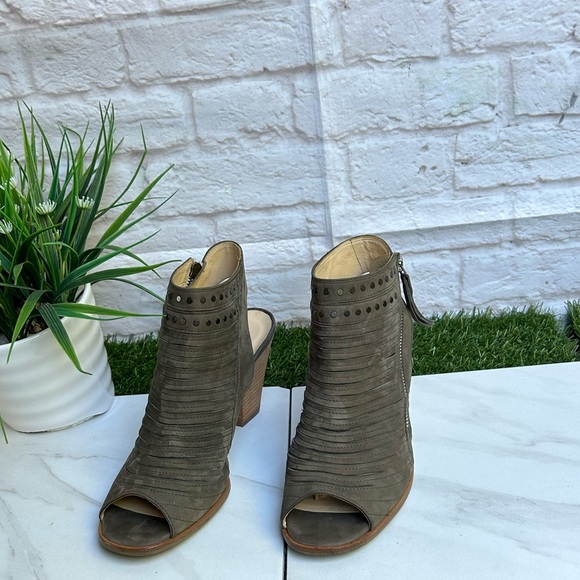 PAUL GREEN sydney Peep Toe Studded Sandal (Women)
$389.00 size 9 women - Picture 5 of 15